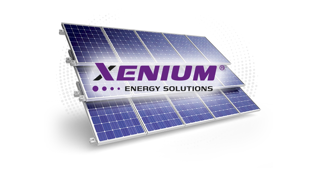 reference firemní identity pro Xenium Logo Xenium Energy Solutions před řadou fialových solárních panelů